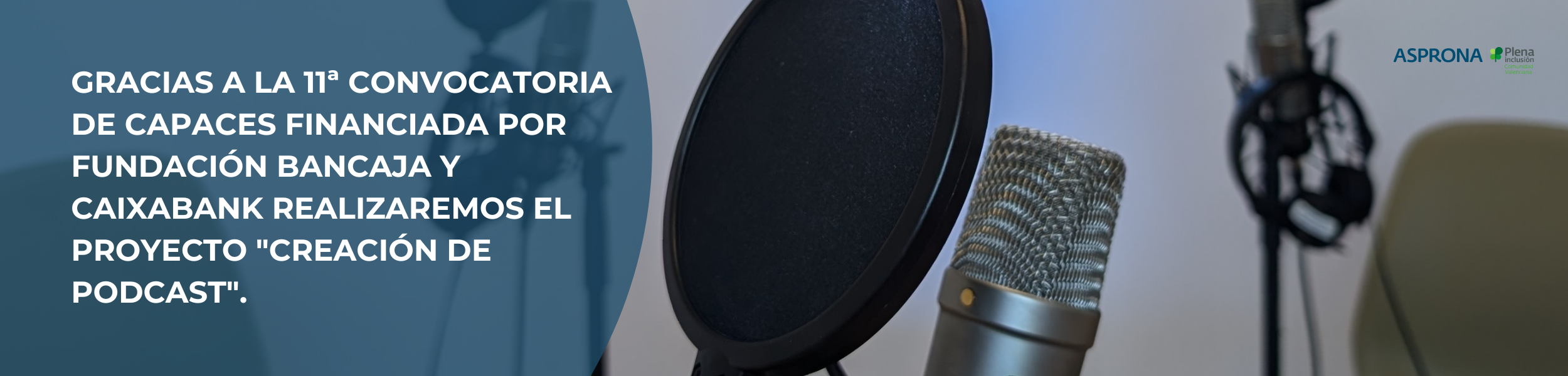 Foto de un micrófono y añadido digitalmente el texto "Gracias a la 11ª convocatoria de capaces financiada por fundación bancaja y caixabank realizaremos el proyecto "creación de podcast"