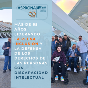 Grupo de Asprona en el exterior de la ciudad de las Artes y las ciencias añadido digitalmente el texto "Más de 65 años liderando la inclusión y la defensa de los derechos de las personas con discapacidad intelectual
