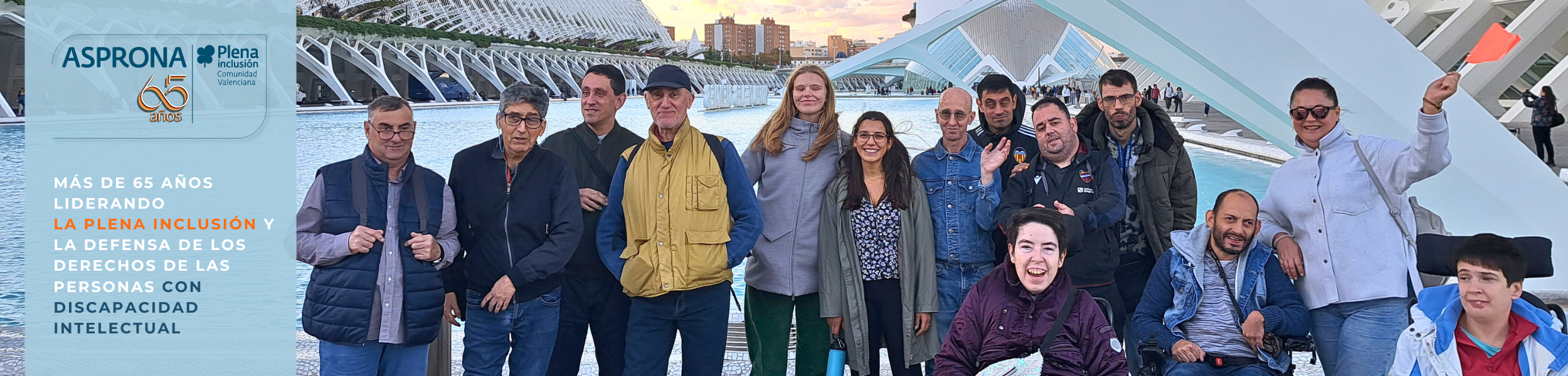 Personas de Asprona reunidas en el exterior de la Ciudad de las Artes y las Ciencias