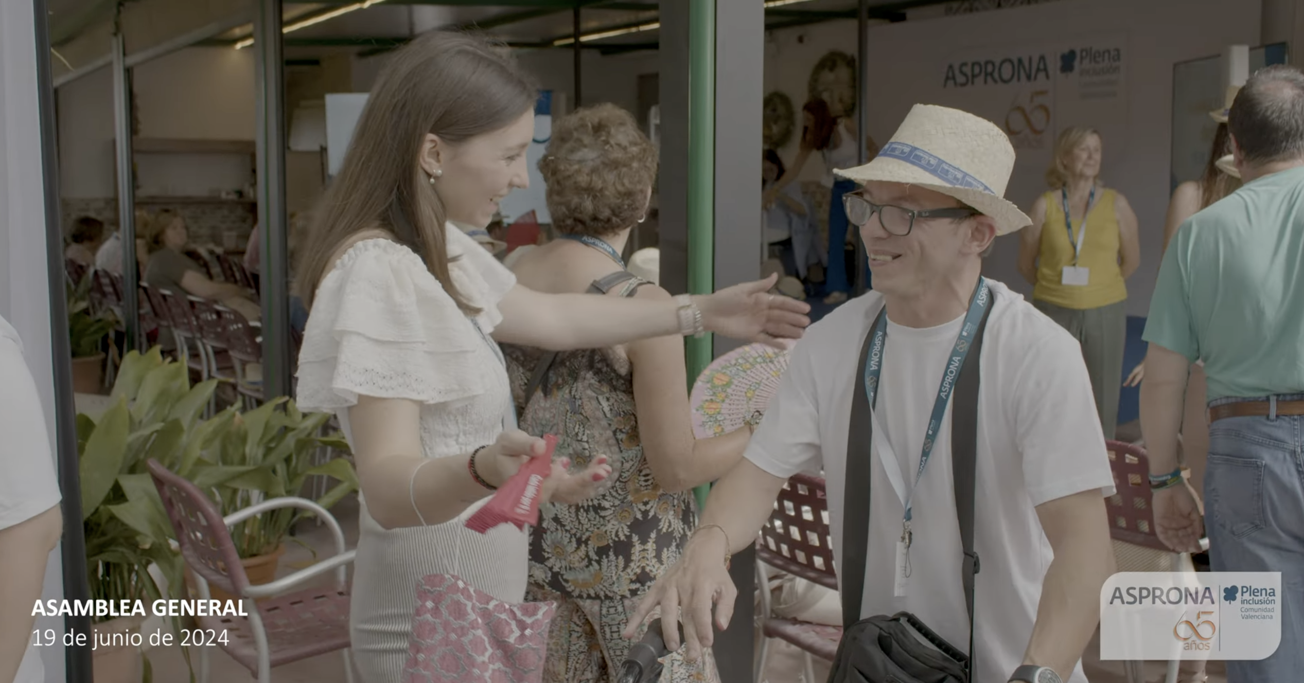 En el encuentro de familias por el 65 aniversario de Asprona, dos personas están a punto de abrazarse